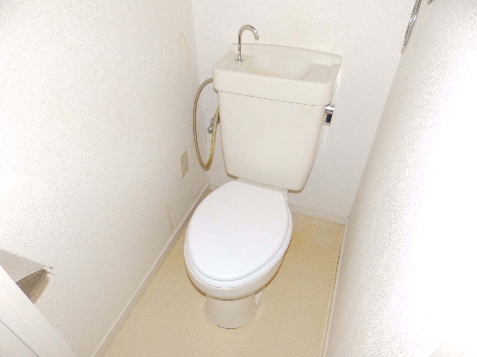 トイレ　綺麗に改装しています。