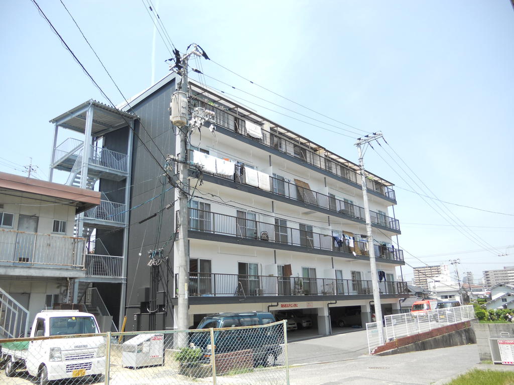 東広島市西条町助実のアパートの建物外観
