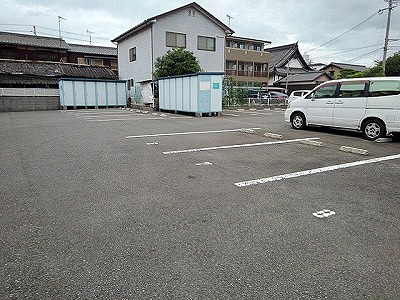 【レオパレスＴｈｅＮｅｗＭｉｌｌenniumの駐車場】
