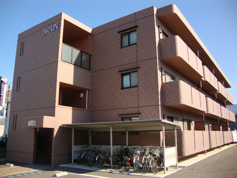 松本市野溝東のマンションの建物外観