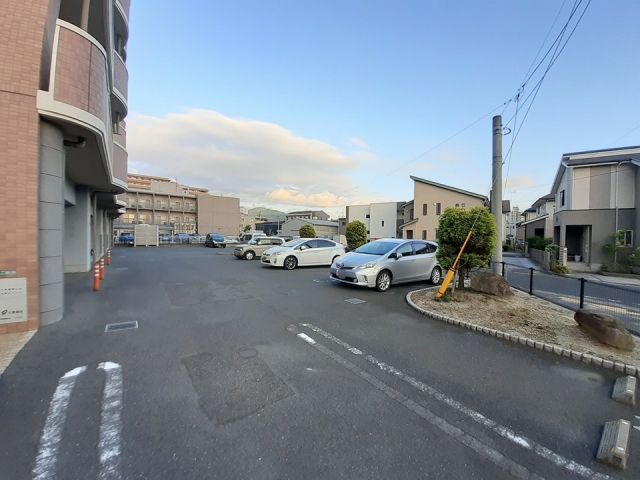 【北九州市八幡西区陣原のマンションの駐車場】