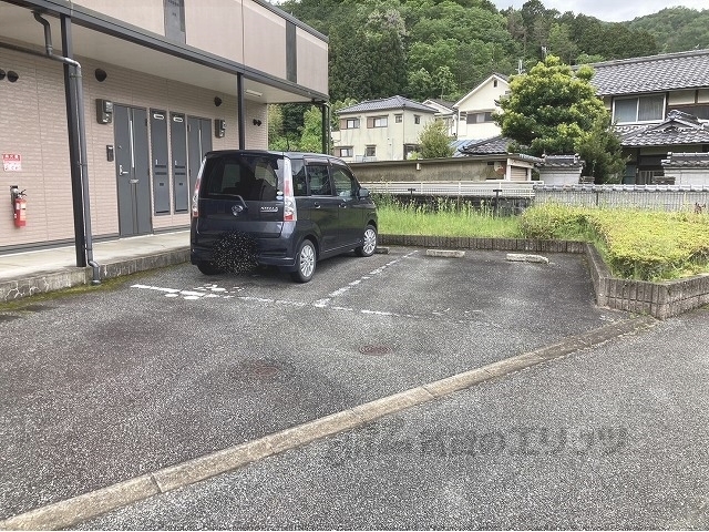 【丹波市柏原町柏原のアパートの駐車場】