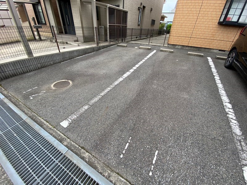 【姫路市飾磨区上野田のアパートの駐車場】