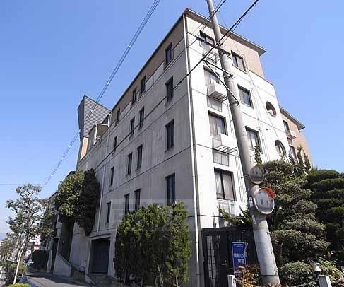 京都市西京区樫原芋峠のマンションの建物外観