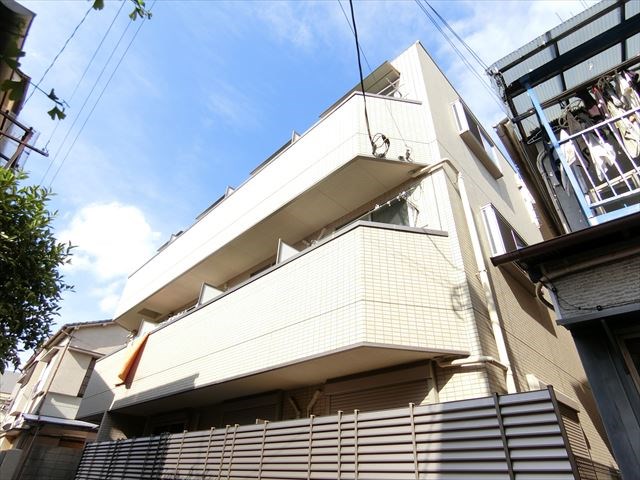 【荒川区東尾久のマンションの建物外観】