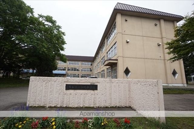 中学校　西陵中学校（中学校）まで1956m