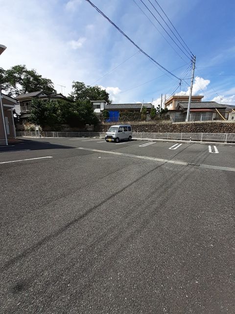 【ララ・メゾンＡの駐車場】