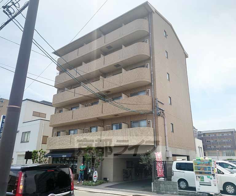 京都市右京区太秦下刑部町のマンションの建物外観