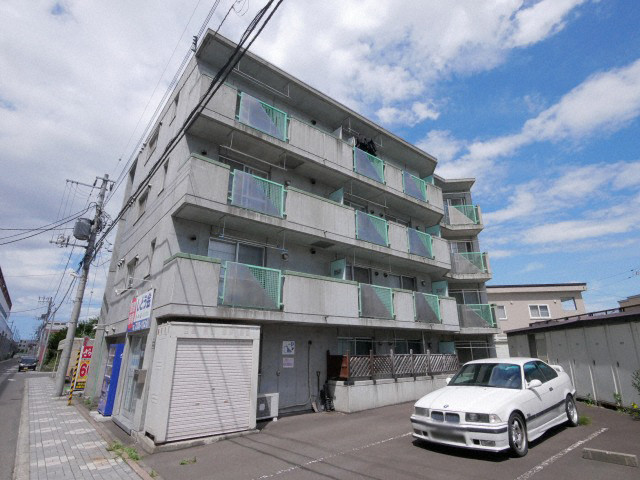 札幌市西区八軒六条東のマンションの建物外観