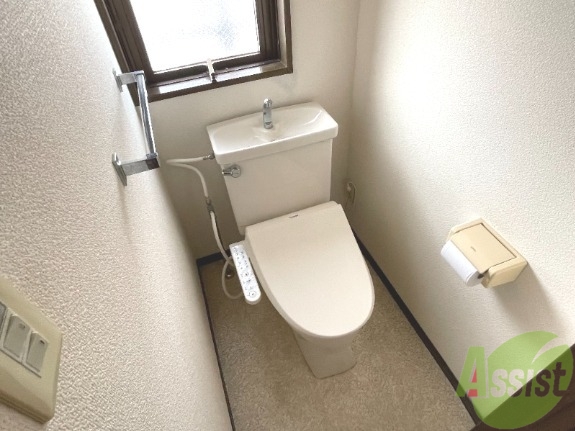 トイレ　温水洗浄便座なので快適に使用できそうですね。