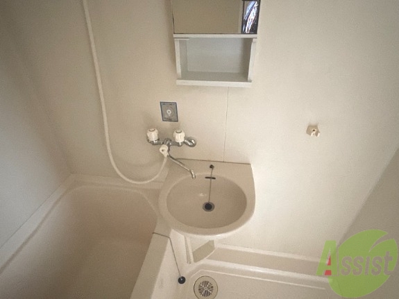 洗面設備　洗面台は浴室にあるのでお手入れが楽々です。