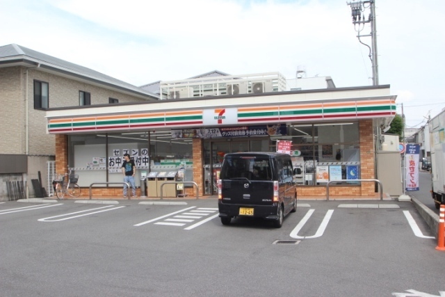 コンビニ　セブンイレブン（コンビニ）まで350m