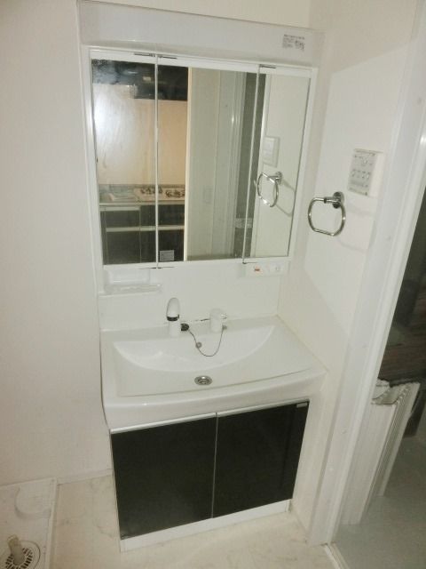 洗面設備　忙しい朝に活躍する独立洗面台です