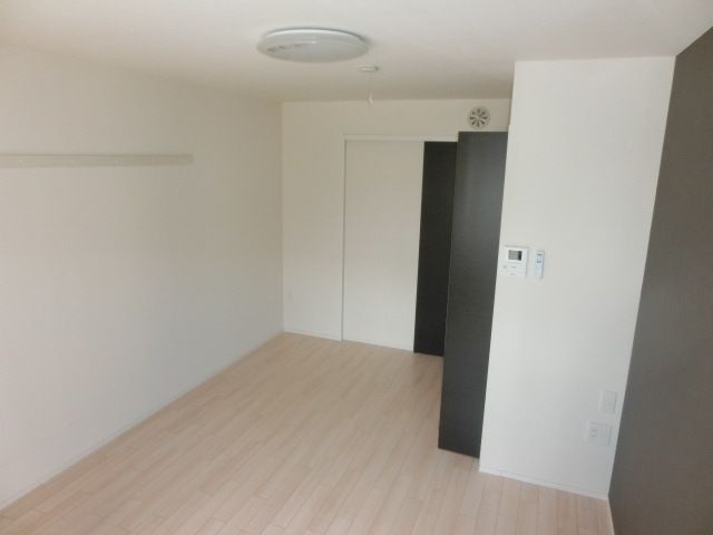 その他部屋・スペース　バルコニー側からの洋室です