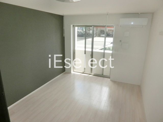 居室・リビング　お洒落なアクセントクロスのお部屋です！明るくてきれいなお部…