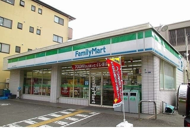 コンビニ　ファミリーマート（コンビニ）まで400m
