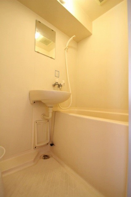 バス・シャワールーム　同物件、別号室のものです。