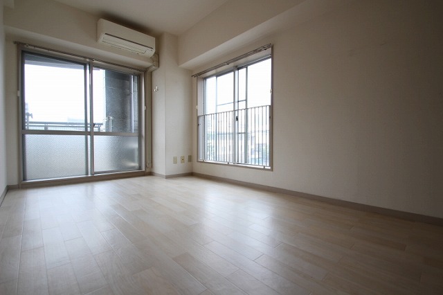 居室・リビング　同物件、別号室のものです。