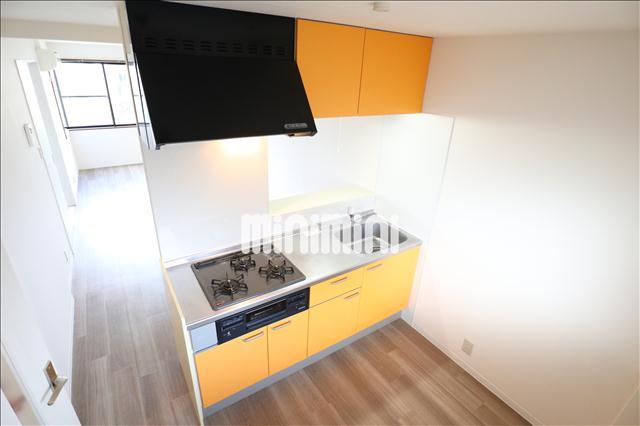 キッチン　黄色が映えるシステムキッチンです