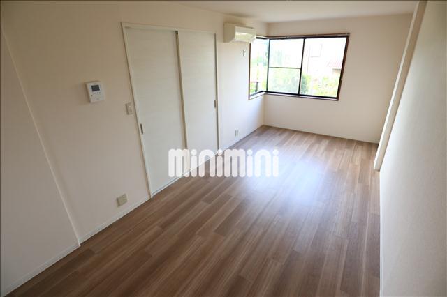 居室・リビング　二面採光の１３帖のリビングです