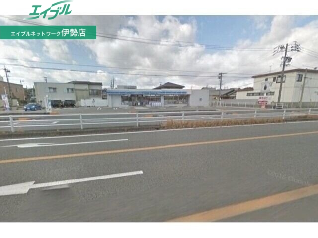 コンビニ　ファミリーマート伊勢楠部店（コンビニ）まで433m