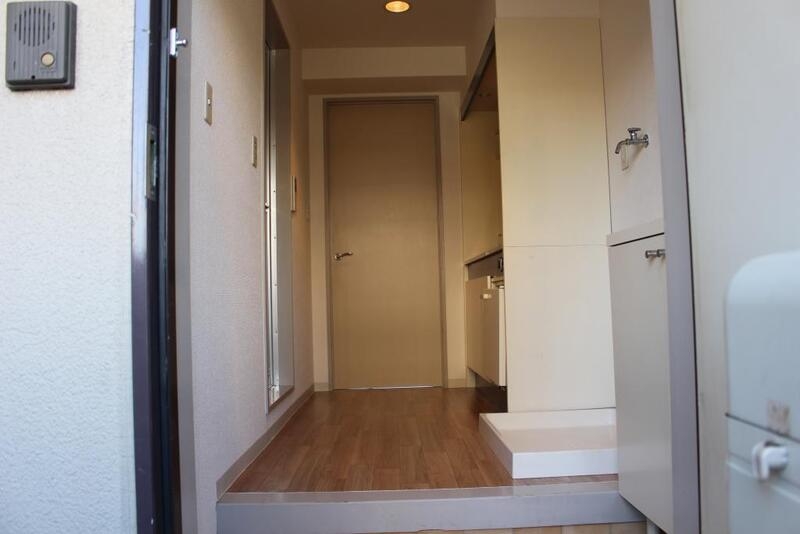 玄関　玄関を開けたらすぐにお部屋ではないので急な来客でも安心です