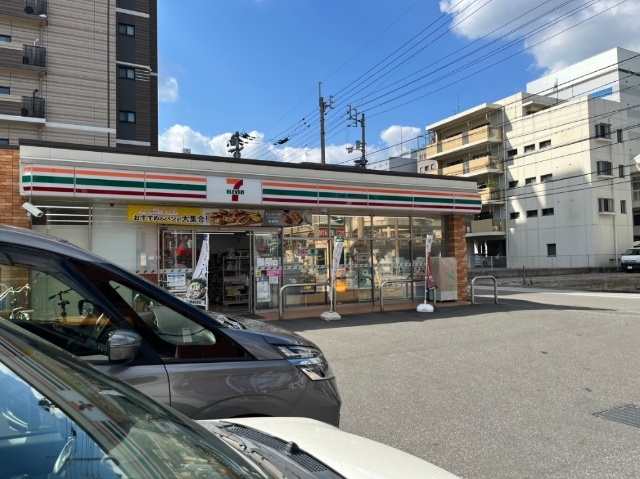 コンビニ　セブンイレブン高知本町２丁目店（コンビニ）まで235m