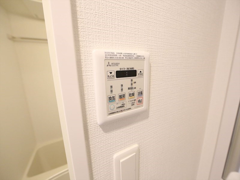 その他設備　浴室暖房乾燥機付き