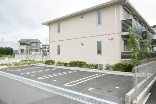 建物外観　物件敷地内の駐車場スペースです♪