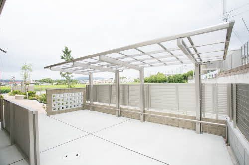 建物外観　屋根付き駐輪場なので雨の日も駐輪に安心です♪