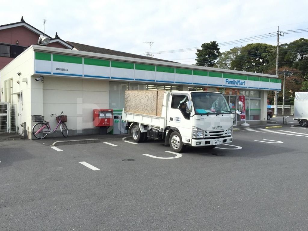 コンビニ　ファミリーマート草加稲荷店（コンビニ）まで50m