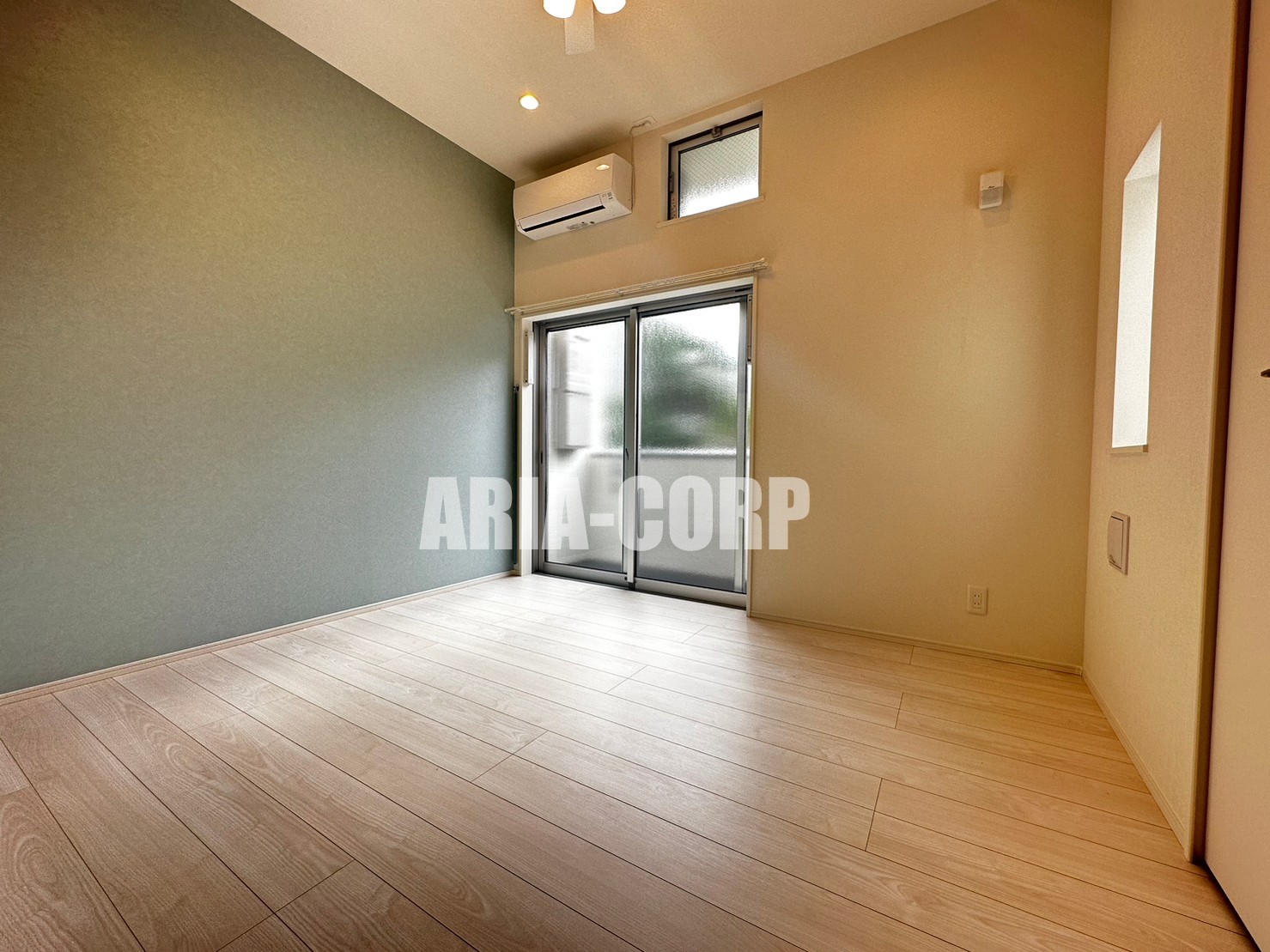 居室・リビング　白を基調としたお洒落な空間！角部屋で窓も多く明るいお部屋です