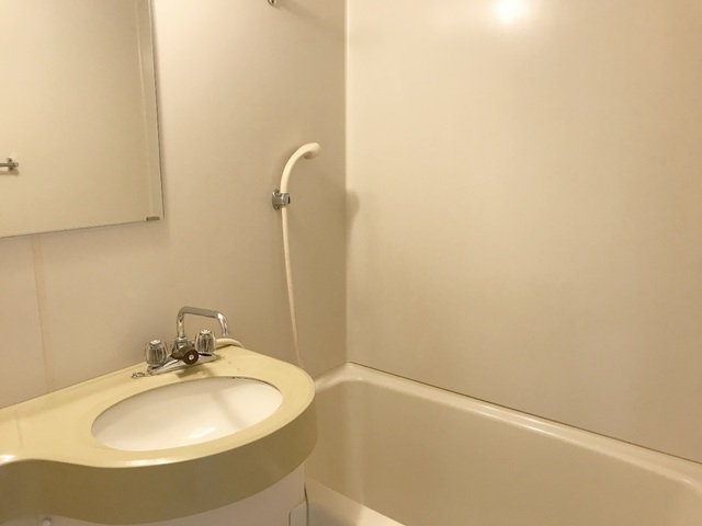 バス・シャワールーム　※補修前の参考画像の為、設備等は現況優先。