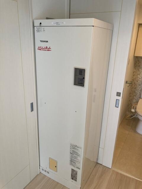 玄関　電気温水器になります。?