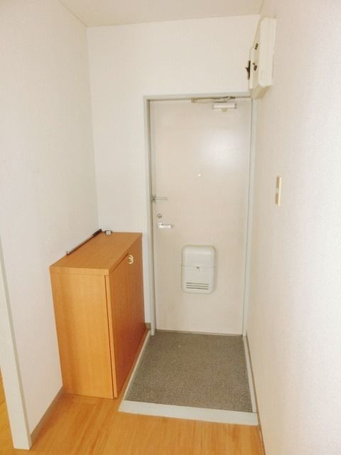 玄関　玄関にはシューズボックスがあります