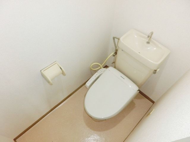 トイレ　温水洗浄便座付きのトイレです