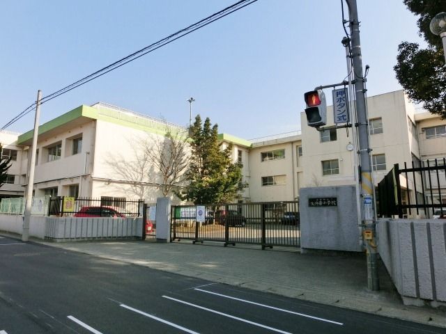 小学校　生浜東小学校（小学校）まで593m