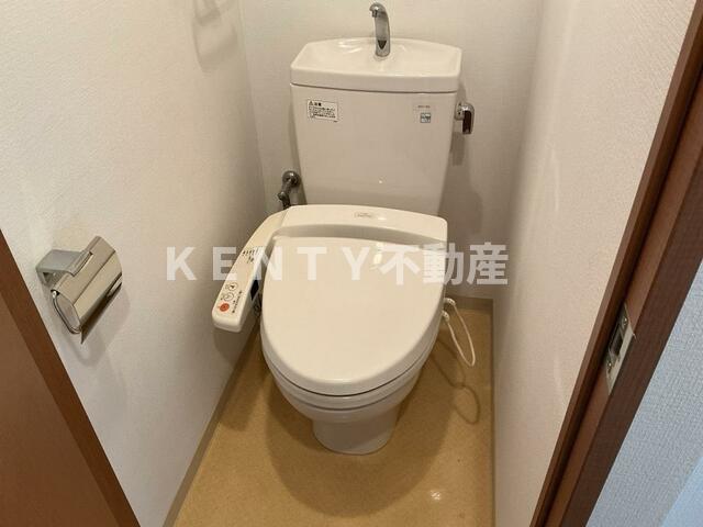 トイレ　落ち着いた色調のトイレです