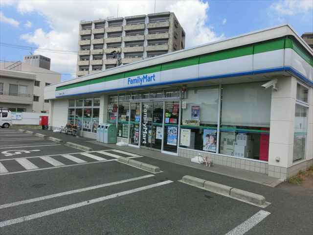 コンビニ　ファミリーマート（コンビニ）まで1090m