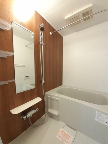 バス・シャワールーム　落ち着いた空間のお風呂です