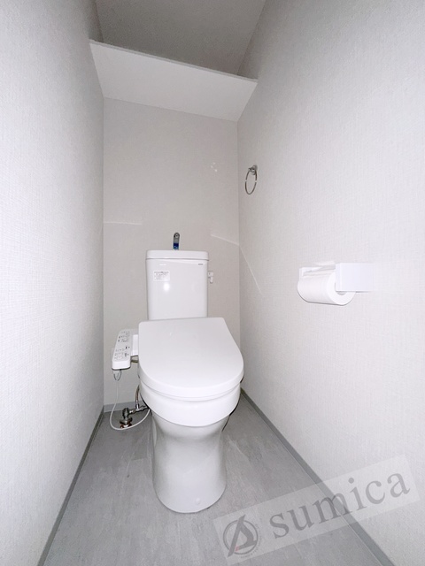 トイレ　人気アイテムの温水洗浄便座。清潔感のあるトイレです。