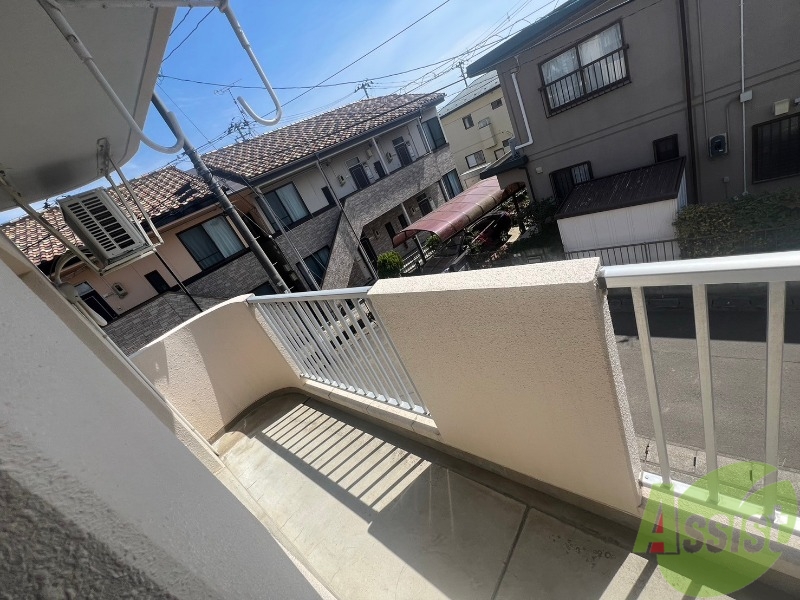 バルコニー　バルコニーは天気の良い日には洗濯物もよく乾きそうですね。
