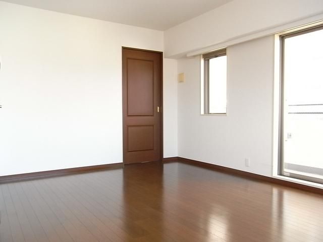 その他　木目が美しいメインベッドルーム