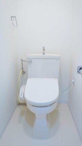 トイレ　落ち着いた色調のトイレです