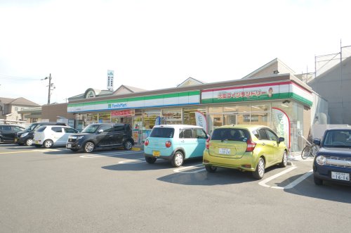 コンビニ　ファミリーマート貝塚加神店（コンビニ）まで608m