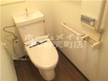 トイレ　落ち着いた色調のトイレです