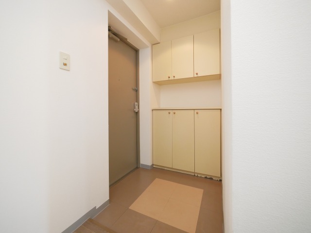 地下鉄東豊線 東区役所前駅 徒歩5分 8階建 築33年の玄関写真