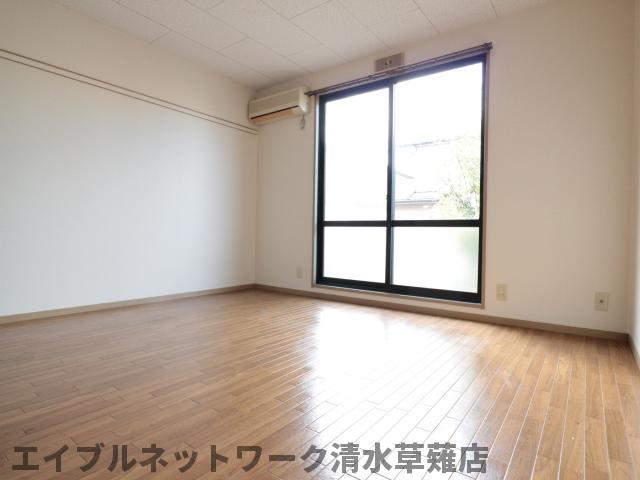 居室・リビング　こちらのリビングで趣味の時間をお楽しみください