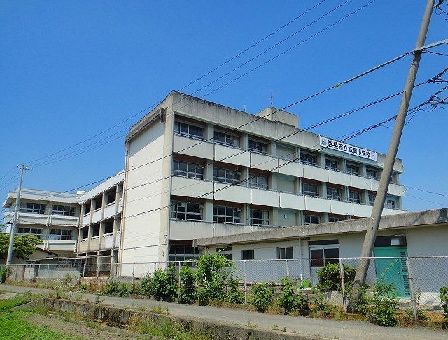 【西条市飯岡のアパートの小学校】