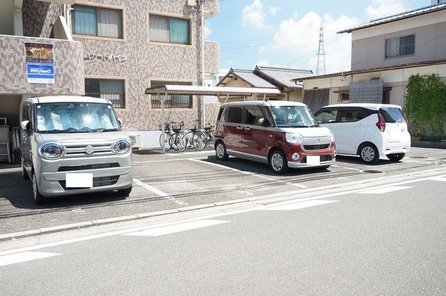 【プロムナードハイツの駐車場】